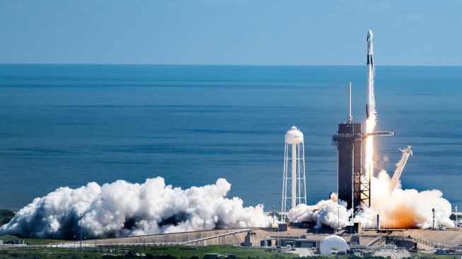 Roket SpaceX Falcon 9 yang membawa pesawat ruang angkasa Crew5 Dragon lepas landas dari Kennedy Space Center di Florida, Amerika Serikat, Rabu (5/10/2022). [Jim WATSON/AFP]