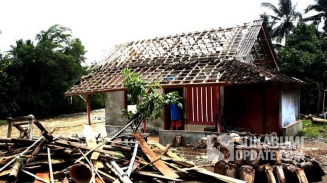 Kondisi rumah di Kampung Babakan RT 11/07, Desa Tonjong, Kecamatan Palabuhanratu, Kabupaten Sukabumi yang rusak akibat luapan Sungai Citarik. [Denis Febrian/Sukabumiupdate.com]