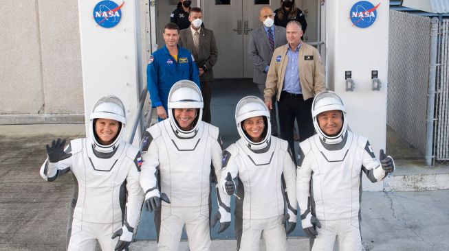 (dari kiri ke kanan) Kosmonot Rusia Anna Kikina, Astronot NASA Josh Cassada, Astronot NASA Nicole Mann, dan Astronot Jepang Koichi Wakata bersiap untuk meninggalkan Gedung Operasi dan Checkout Neil Armstrong untuk menaiki pesawat Crew5 Dragon di Kennedy Space Center di Florida, Amerika Serikat, Rabu (5/10/2022). [Joel KOWSKY / NASA / AFP]
