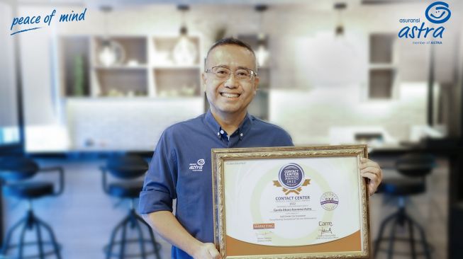 Operation Director Asuransi Astra, Hendry Yoga menerima penghargaan kategori Contact Center for Car Insurance dalam Contact Center Service Excellence Award 2022 [Asuransi Astra].