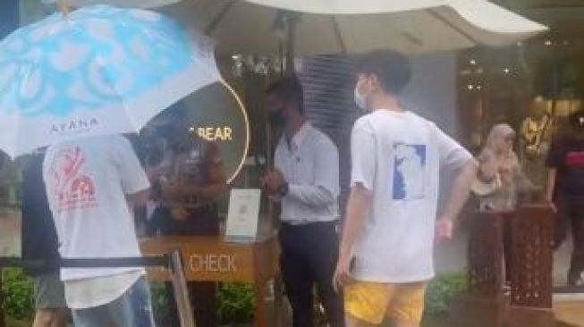 TikToker Ini Terharu ke Beachwalk Bali Ketemu Member Super Junior Antre Pedulilindungi