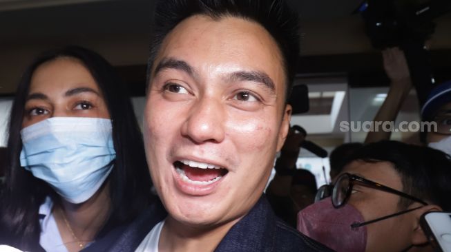 Baim Wong dan istrinya, Paula Verhoeven memenuhi panggilan Polres Jakarta Selatan terkait kasus prank KDRT hari ini, Jumat (7/10/2022). [Suara.com/Oke Atmaja]