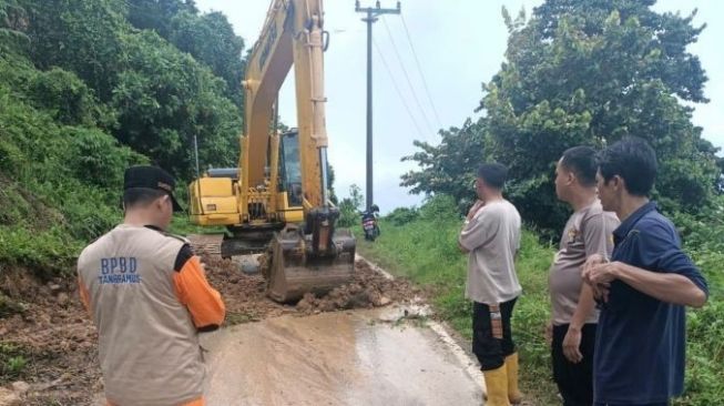 Turunkan Alat Berat, BPBD Tanggamus Bersihkan Material Longsor yang Tutupi Jalan Raya Limau