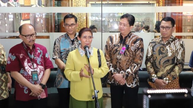 Mantan Menteri Kelautan dan Perikanan, Susi Pudjiastuti, diperiksa Kejaksaan Agung RI terkait kasus impor garam. Dia diperiksa dengan status saksi. (foto dok. Kejagung)