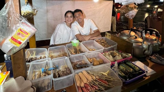 7 Momen Raffi Ahmad dan Nagita Slavina Makan Angkringan, Tak Kalah Romantis saat Dinner di Restoran Mewah