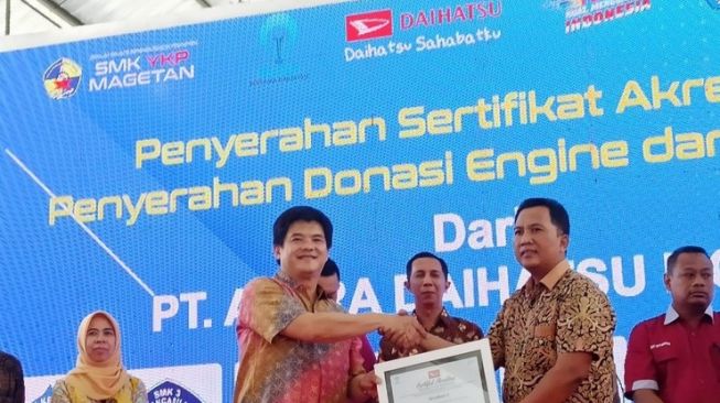 Daihatsu juga memberikan bantuan berupa unit engine dan transmisi kepada SMK Binaan Daihatsu yang sudah terakreditasi sesuai standar Daihatsu [PT ADM].