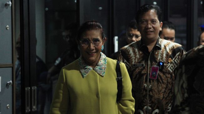 Menteri Kelautan dan Perikanan periode 2014-2019 Susi Pudjiastuti (tengah) berjalan usai menjalani pemeriksaan di Gedung Bundar Kejaksaan Agung, Jakarta, Jumat (7/10/2022). [ANTARA FOTO/Reno Esnir]