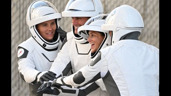 (dari kiri ke kanan) Kosmonot Rusia Anna Kikina, Astronot NASA Josh Cassada, Astronot NASA Nicole Mann, dan Astronot Jepang Koichi Wakata bersiap sebelum peluncuran roket SpaceX Falcon 9 yang membawa pesawat ruang angkasa Crew5 Dragon di Kennedy Space Center di Florida, Amerika Serikat, Rabu (5/10/2022). [Jim WATSON/AFP]