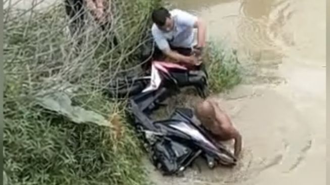 Sepeda Motor Korban Pembunuhan Ibu dan Anak Ditemukan, Sengaja Dibuang Pelaku ke Sungai Talontam Benai