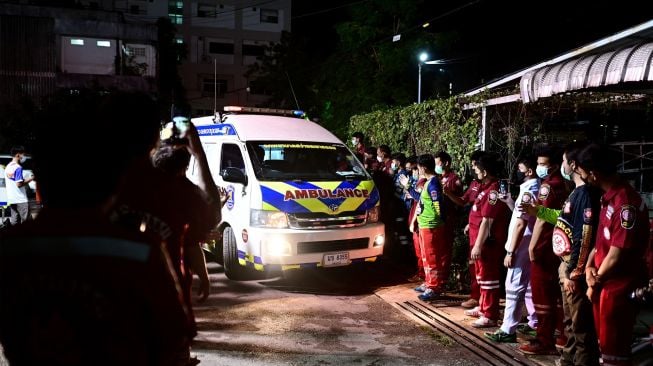 Sebuah ambulans yang membawa peti mati korban penembakan massal tiba di kamar mayat rumah sakit di Udon Thani, Thailand, Kamis (6/10/2022). [Manan VATSYAYANA / AFP] 