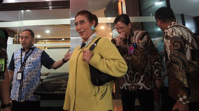 Menteri Kelautan dan Perikanan periode 2014-2019 Susi Pudjiastuti (tengah) berjalan usai menjalani pemeriksaan di Gedung Bundar Kejaksaan Agung, Jakarta, Jumat (7/10/2022). [ANTARA FOTO/Reno Esnir]