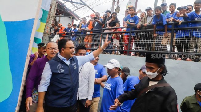 Gubernur DKI Jakarta Anies Baswedan (tengah) menyapa  warga saat peresmian Kampung Gembira Gembrong di Jatinegara, Jakarta Timur, Jumat (7/10/2022). [Suara.com/Alfian Winanto]