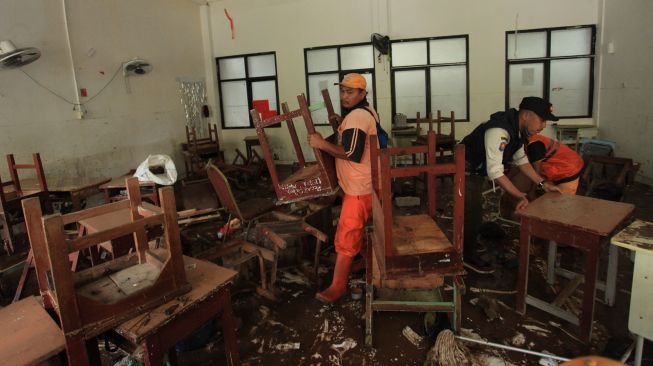 Petugas membersihkan ruangan sekolah di MTSN 19 Pondok Labu, Jakarta, Jumat (7/10/2022). [ANTARA FOTO/Reno Esnir/nym].