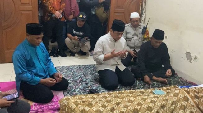 Sambangi Rumah Duka Korban Tembok Roboh MTsN 19 Jakarta, Wagub Riza: Almarhum Rajin Salat 5 Waktu