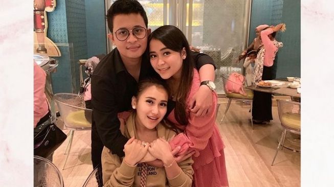 7 Potret Kedekatan Ayu Ting Ting dengan Adik Ipar, Tidak Ragu Rangkul Pinggang saat Foto Bersama