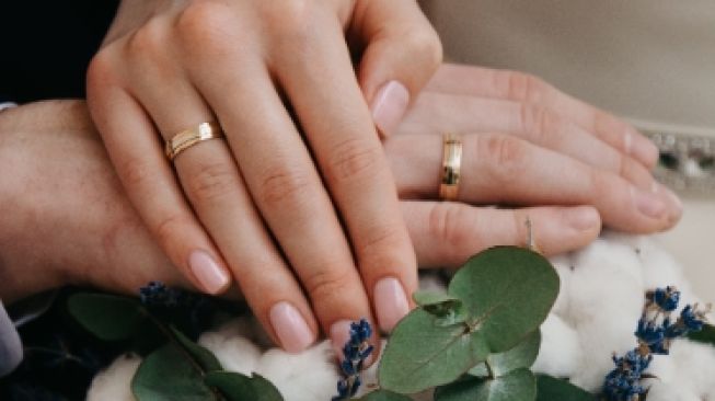 Tak Masalah Nikah Serba Sederhana, Pasangan Ini Pinjam Cincin Mertua untuk Lamaran