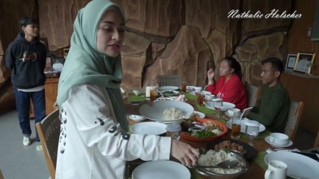 Momen Nathalie Holscher Healing Bareng Karyawan (YouTube/NATHALIE HOLSCHER)