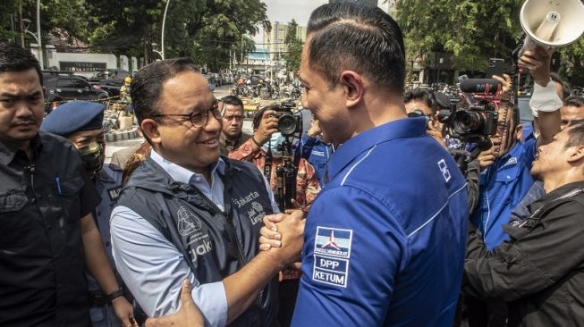 Ketua Umum Partai Demokrat Agus Harimurti Yudhoyono (kanan) berjabat tangan dengan Gubernur DKI Jakarta yang juga calon presiden dari Partai Nasdem Anies Baswedan (kiri) saat akan melakukan pertemuan di kantor DPP Partai Demokrat, Jakarta, Jumat (7/10/2022). [ANTARA FOTO/Muhammad Adimaja/nym].