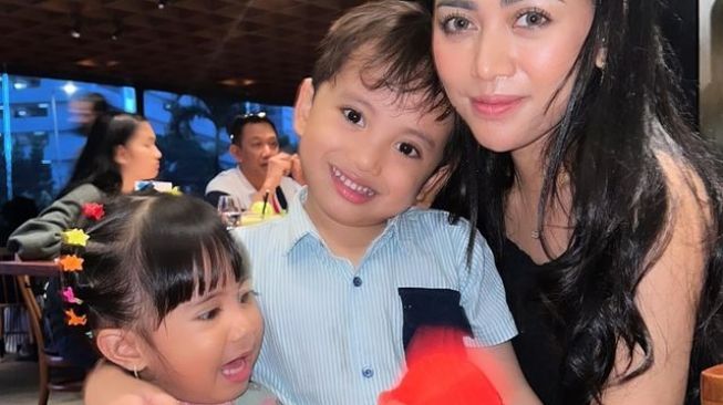 Potret Rachel Vennya Momong Anak (Instagram/@rachelvennya)