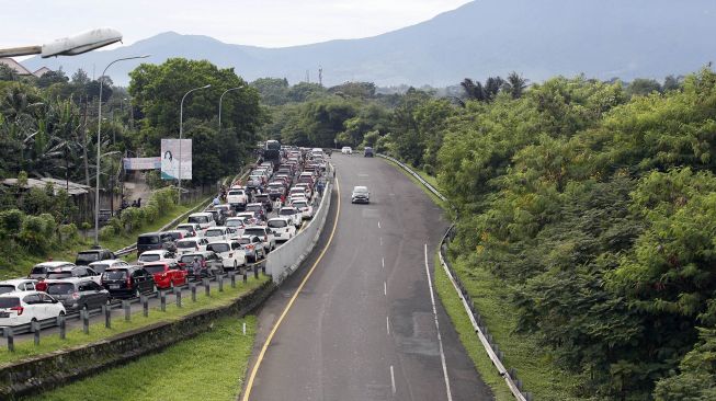 Antisipasi Macet Total, Polres Cianjur Menutup Jalur Arah Puncak Sejak Petang