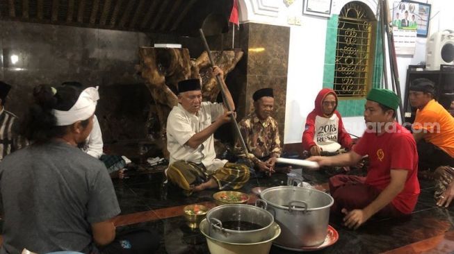 Bisok Pusake Dan Pejarik Minyak Songak Saat Maulid Nabi Muhammad di Lombok