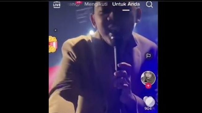 Viral Video Pamungkas Gesek HP Penonton ke Arah Celana Depan, Warganet Jijik