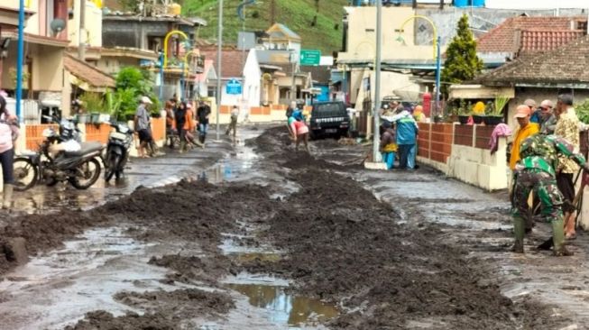 Desa Ranupani Sempat Terisolasi Gegara Akses Tertutup Banjir dan Longsor di Lereng Semeru