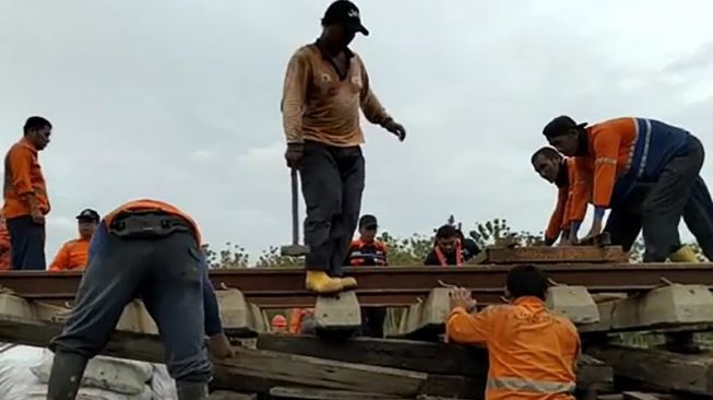 Amblesan Ruas Rel Kroya-Banjar di Cilacap Berangsur Membaik, Kereta Api Mulai Tingkatkan Kecepatan