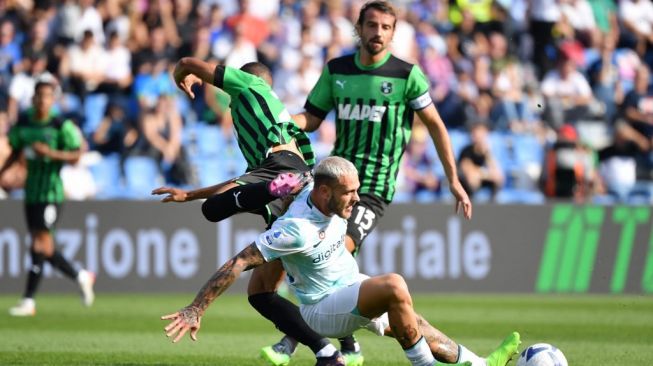 Bek Inter Milan asal Italia Federico Dimarco (depan) berebut bola selama matchday kesembilan Liga Italia antara U.S.Sassuolo vs Inter Milan di Stadion Mapei - Città del Tricolore di Reggio Emilia pada 8 Oktober 2022.Tiziana FABI / AFP.