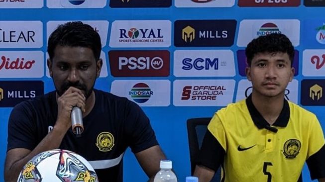 Pelatih tim nasional U-17 Malaysia Osmera bin Omaro (kiri) dan kapten skuadnya Muhammad Danish Darus. [Dok.Antara]