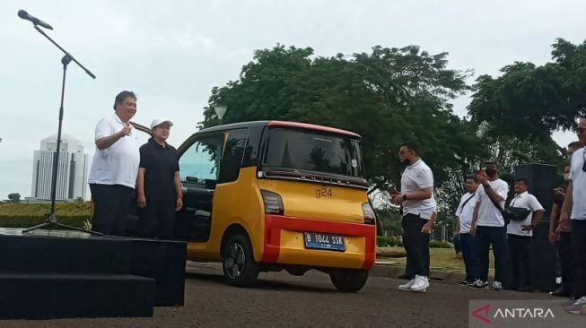 Ketua Umum Partai Golkar Airlangga Hartarto  sebelum mengajak Ketua DPP PDI Perjuangan (PDIP) Puan Maharani menaiki mobil listrik Wuling Air ev mengitari Monas, Jakarta, Sabtu (8/10/2022) [ANTARA/Tri M Ameliya]. 