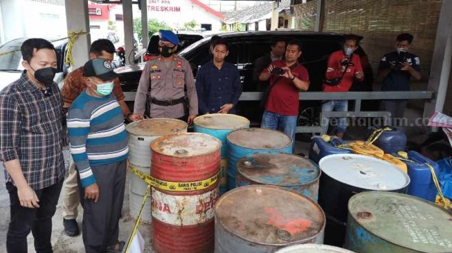 Edan! BBM Subsidi Langka, Pria Ponorogo Ini Malah Timbun 1.500 Liter Pertalite dan Solar