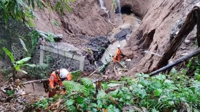 Korban Jalan Ambrol di Bali Terperangkap di Mobil, 1 Jenazah Ditemukan di Kubangan