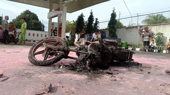 Lihat Sepeda Motor Terbakar di SPBU Way Jepara, Warga Langsung Panik