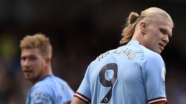 Gelandang Manchester City dari Belgia, Kevin De Bruyne (kiri) dan penyerang Manchester City dari Norwegia Erling Haaland bereaksi selama matchday ke-10 Liga Inggris antara Manchester City vs Southampton di Stadion Etihad di Manchester, barat laut Inggris, pada 8 Oktober 2022.Oli SCARFF / AFP