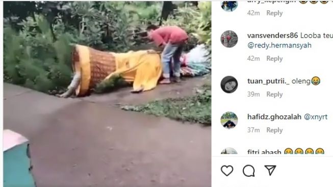 Viral Video Ondel-ondel Jatuh di Got Bikin Ngakak, Warganet: Kasihan Ayamnya Kaget