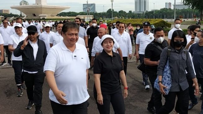 Ketua DPP PDIP Puan Maharani bersama Ketua Umum Golkar Airlangga Hartarto bersama mengadakan jalan santai bersama di Monumen Nasional (Monas), Jakarta, Sabtu (8/9/2022).  (Suara.com/Yaumal)