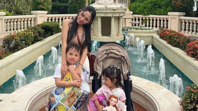 Potret Rachel Vennya Momong Anak (Instagram/@rachelvennya)