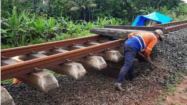 Banjir Cilacap Membuat Perjalanan KA Lintas Selatan Jawa Terhambat, Ini Penjelasan PT KAI