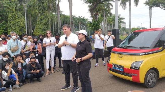Ketua DPP PDIP Puan Maharani bersama Ketua Umum Golkar Airlangga Hartarto bersama mengadakan jalan santai bersama di Monumen Nasional (Monas), Jakarta, Sabtu (8/9/2022).  (Suara.com/Yaumal)