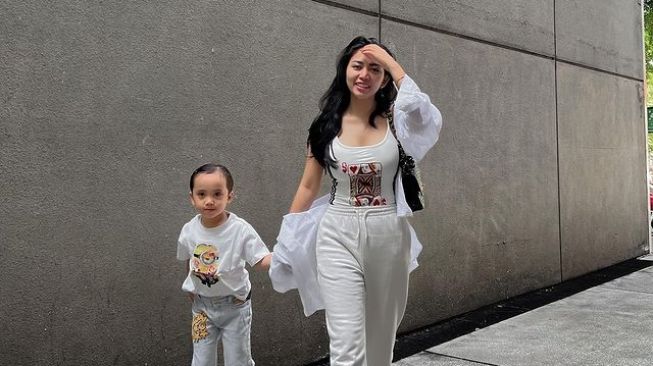 Potret Rachel Vennya Momong Anak (Instagram/@rachelvennya)