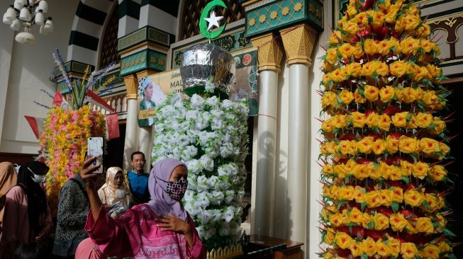 Warga menghias Panjang Mulud (sedekah mulud) saat perayaan Maulid Nabi Muhammad di Perumahan Makmur Jaya, Drangong, Serang, Banten, Sabtu (8/10/2022).[ANTARA FOTO/Asep Fathulrahman/hp].