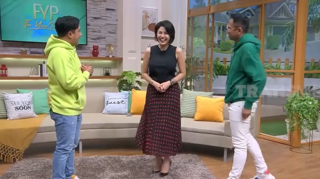 Tangkapan layar Nikita Mirzani saat mengklarifikasi rumor yang menuding dirinya punya bekingan berinisial FS. (YouTube/Trans7official)