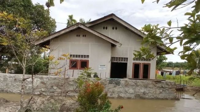 Lindungi Kampung dari Banjir, Tujuh Rumah Warga dan Satu Pondok Bersalin Desa Dikorbankan