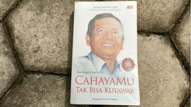 Review Novel Cahayamu Tak Bisa Kutawar, Mengenang Masa Belajar Mahfud MD