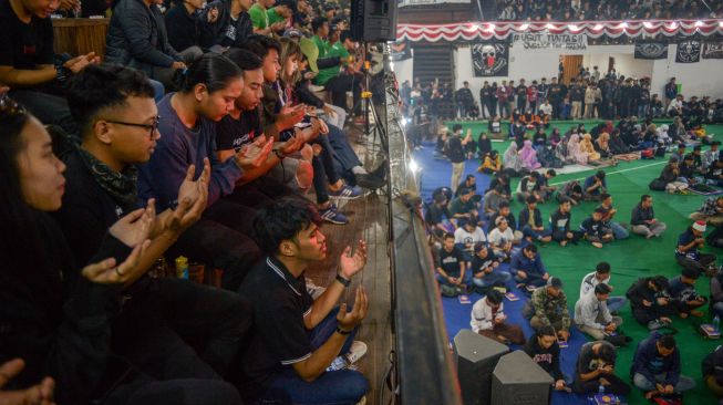 Suporter dari berbagai klub sepak bola mengikuti doa bersama dan Shalat Gaib di gor saparua Bandung, Jawa Barat, Sabtu (8/10/2022). [ANTARA FOTO/Raisan Al Farisi/rwa]