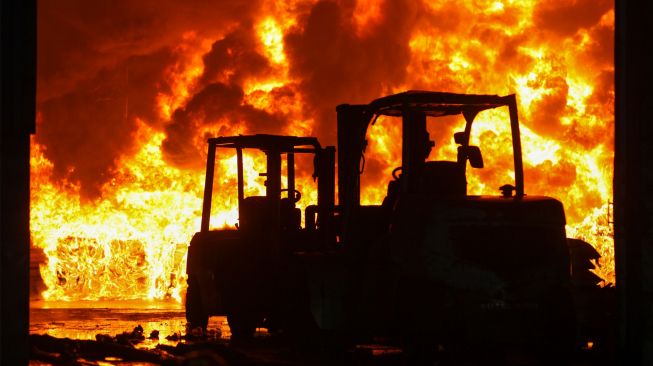 Kebakaran Hebat Landa Pabrik Karet di Surabaya