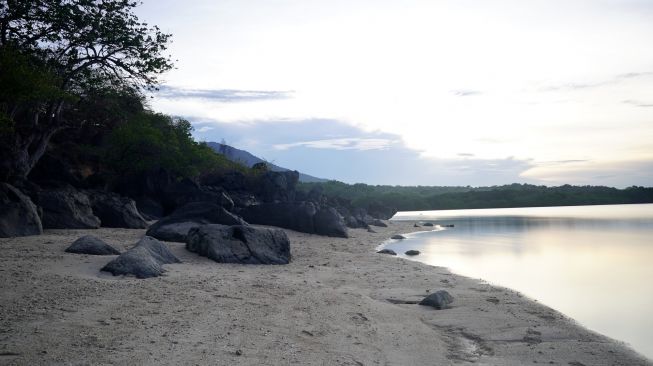 Panorama wisata Pantai Lempuyang di Kampung Merak, Situbondo, Jawa Timur, Sabtu (8/10/2022). [ANTARA FOTO/Budi Candra Setya/rwa]