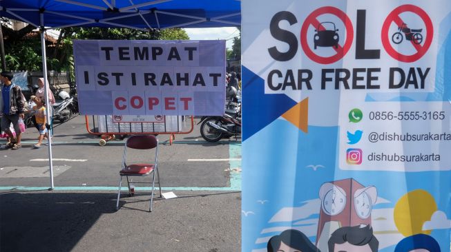 Warga melintas di depan posko Tempat Istirahat Copet yang didirikan Dinas Perhubungan (Dishub) Solo saat pelaksanaan Hari Bebas Kendaraan Bermotor atau Car Free Day (CFD) Solo, Jawa Tengah, Minggu (9/10/2022). [ANTARAFOTO/Maulana Surya/foc]