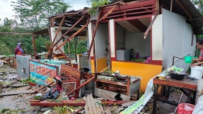 Dihantam Hujan Deras dan Angin Kencang, Warung Makan di Ngadirojo Wonogiri Ambruk Tertimpa Pohon